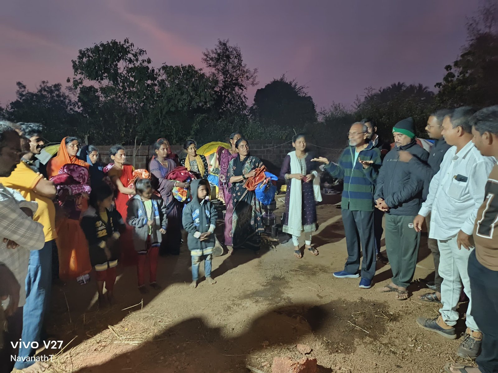 एस बी एच स्टाफ असोसिएशन वेल्फेअर ट्रस्टच्या वतीने सिंधुदुर्ग मध्ये ऊसतोड कामगारांना ब्लँकेट्स व स्वेटर्स वाटप.