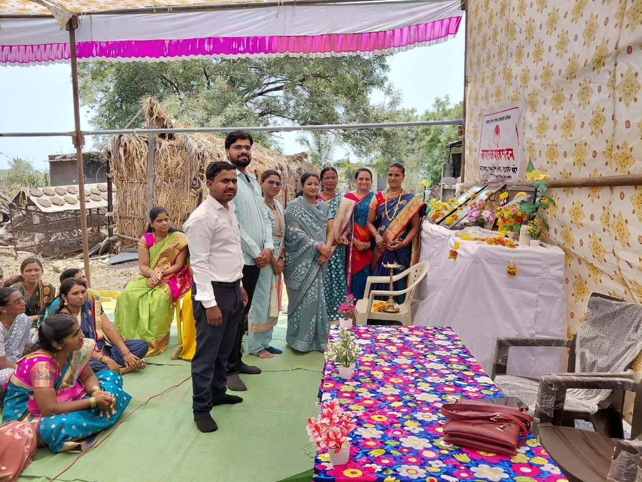 उमेद व महात्मा फुले महिला ग्रामसंघ शेडगाव यांच्या संयुक्त विद्यमाने महिला दीन साजरा.