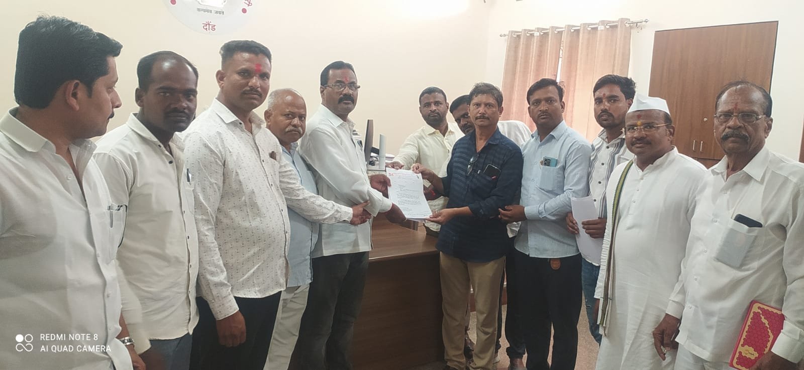 राशीन येथील महात्मा फुले नामफलकाची विटंबना व जातीवाद याबदल समता परिषद दौंड यांचे तहसीलदार यांना निवेदन.